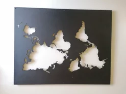 Verdenskort I Sort Pulverlakreret Stål 55 X 70 Cm